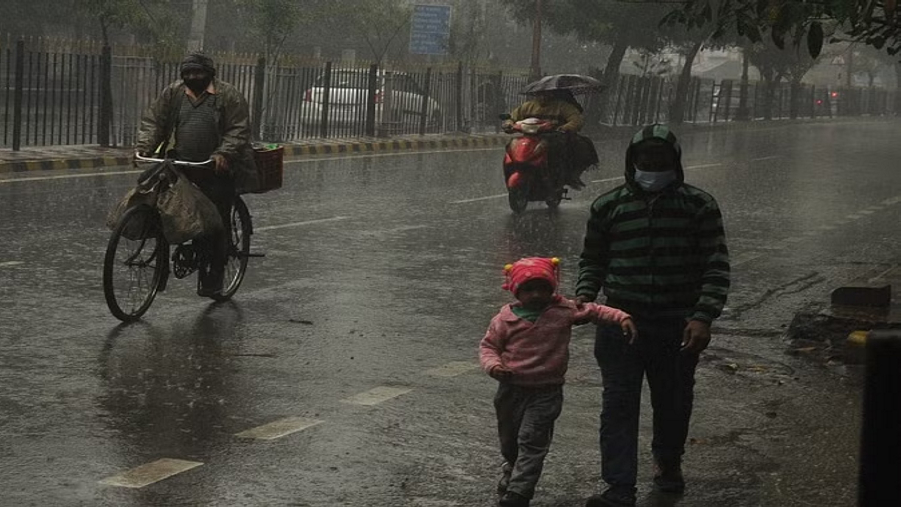 दिल्ली-एनसीआर के मौसम ने फिर ली करवट, बारिश से ठंडक