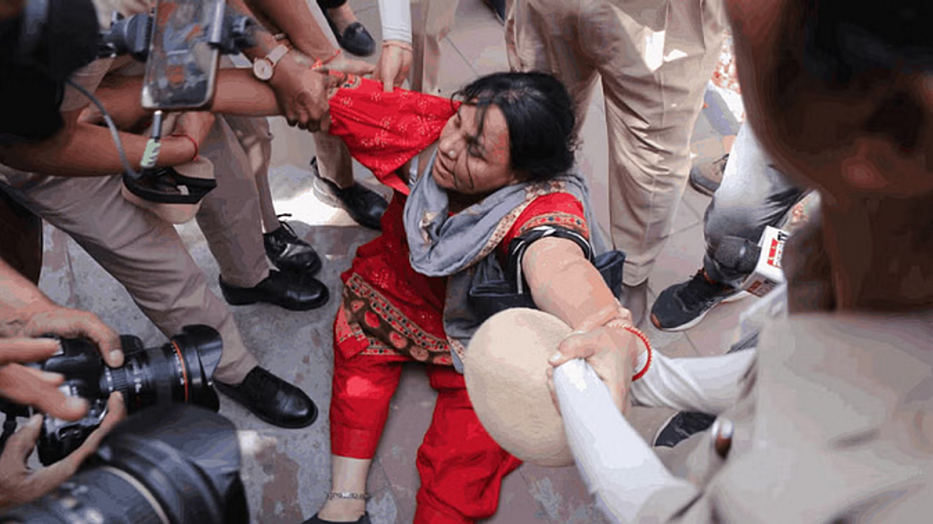 दिल्ली में 'आप' का बवाल जारी, हिरासत में कई नेता-कार्यकर्ता