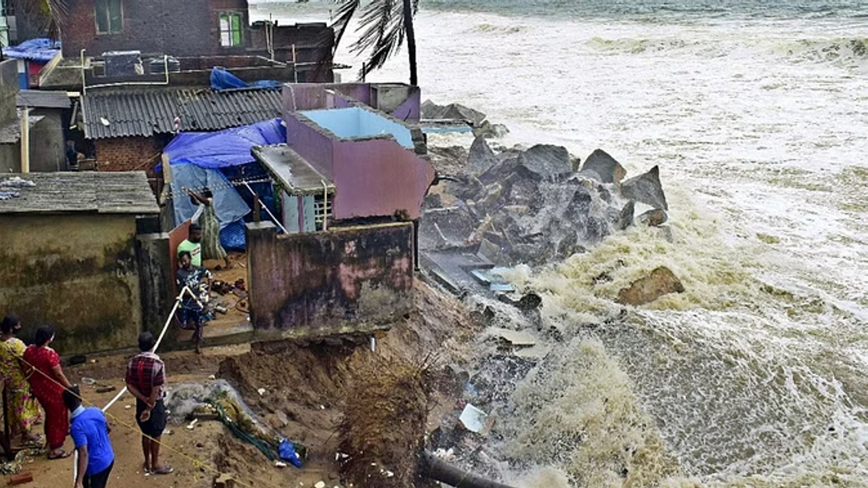 तटीय इलाकों में बाढ़ जैसे हालात, घरों और सड़कों में भरा पानी