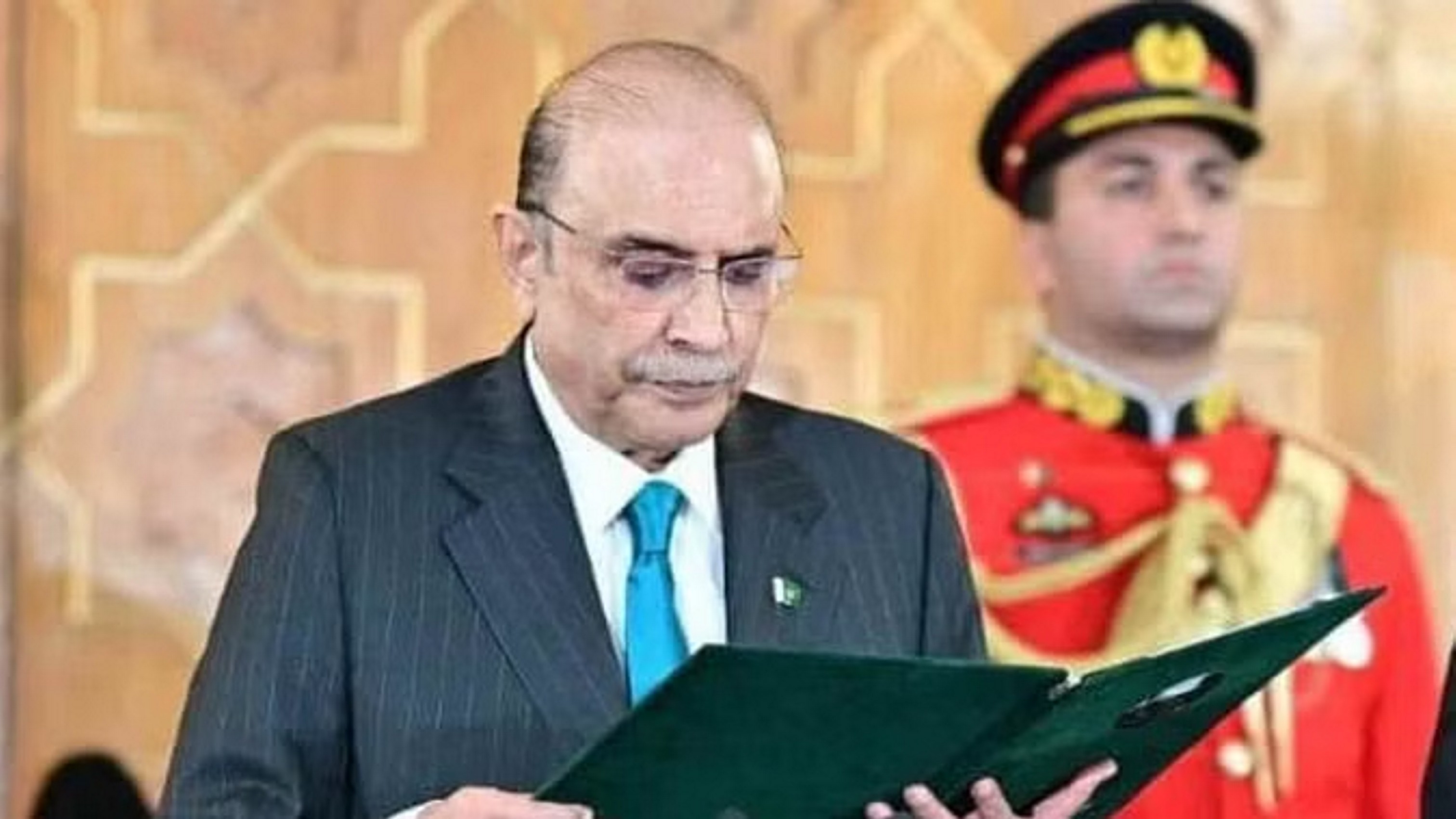 राष्ट्रपति जरदारी के अभिभाषण पर हंगामा, संसद में लगे 'गो जरदारी गो' के नारे