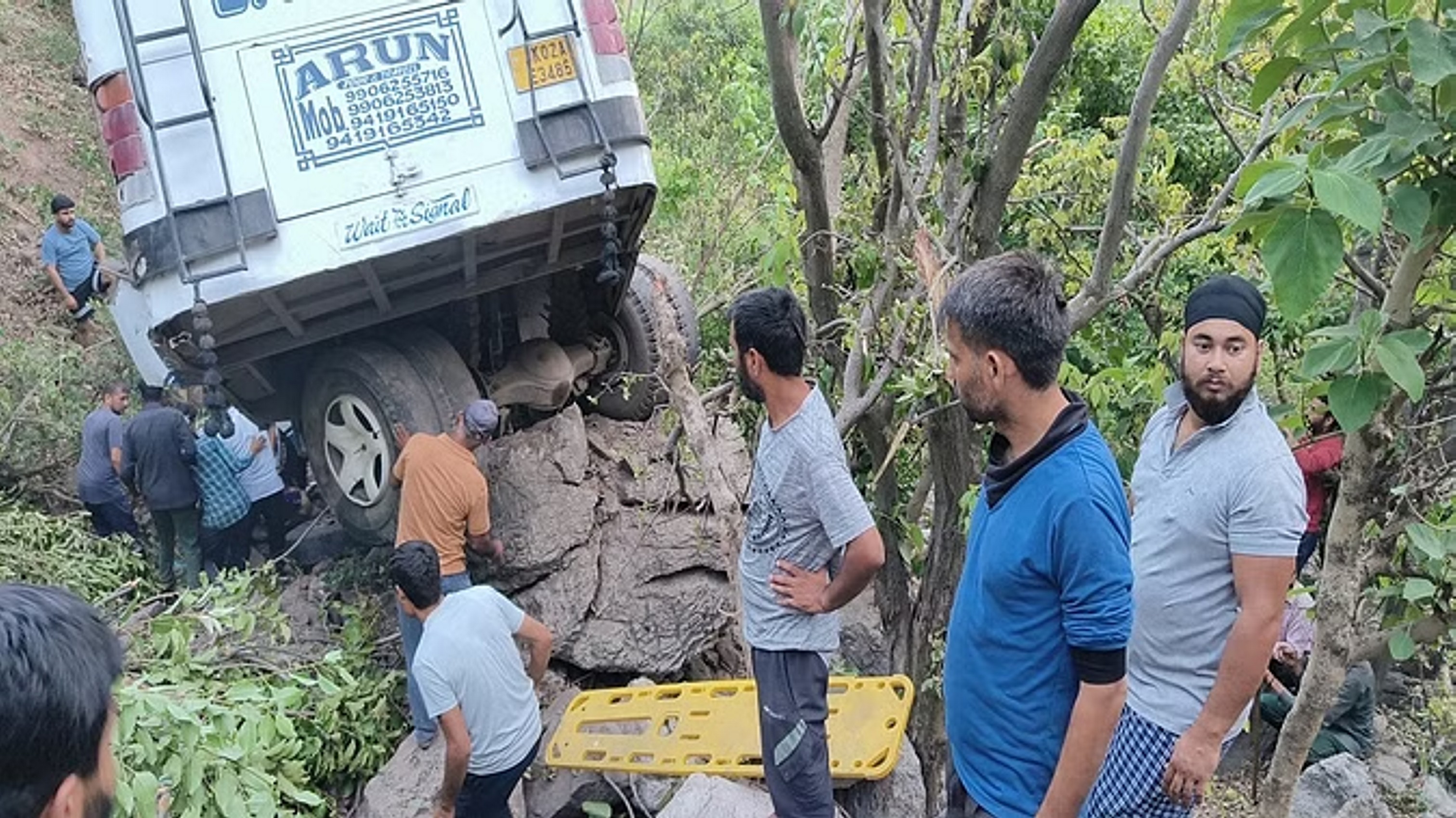 आतंकी फौजी वर्दी पहनकर कर रहे थे फायरिंग, बस खाई में गिरने के बाद भी बरसाते रहे गोलियां