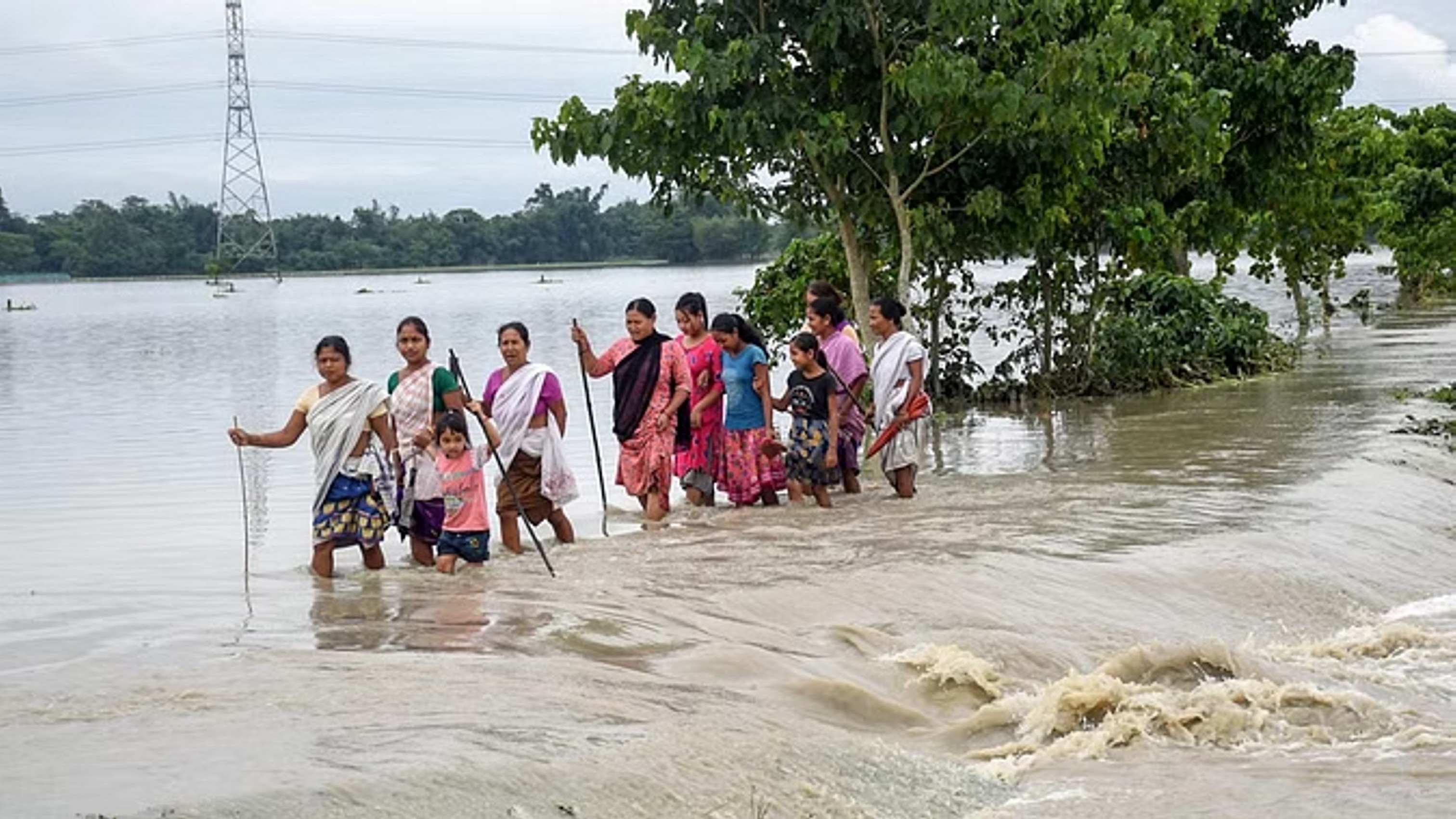 असम में बाढ़ से हाल-बेहाल