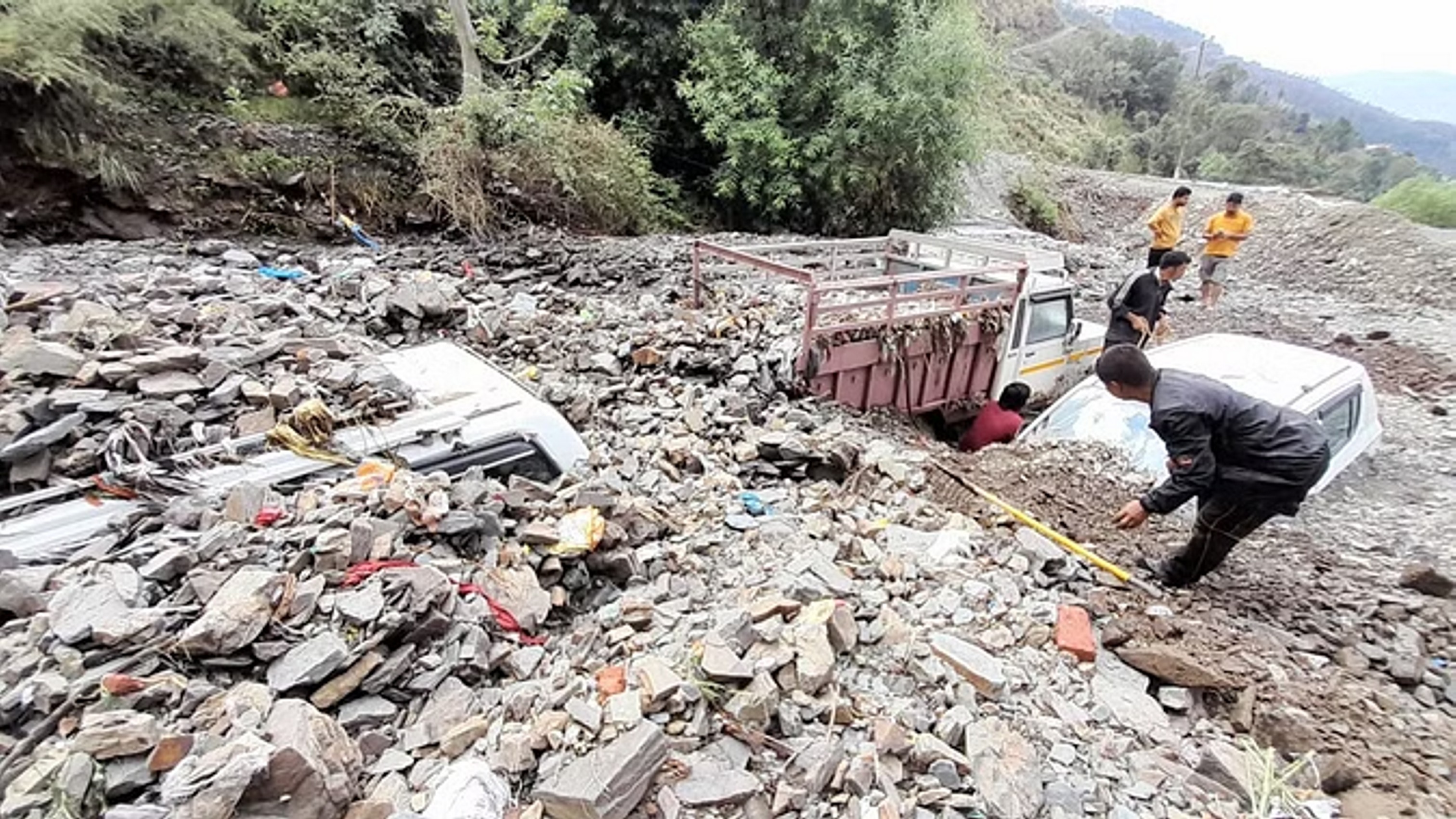 मानसून की पहली ही बारिश से तबाही, भूस्खलन से आठ गाड़ियों को नुकसान