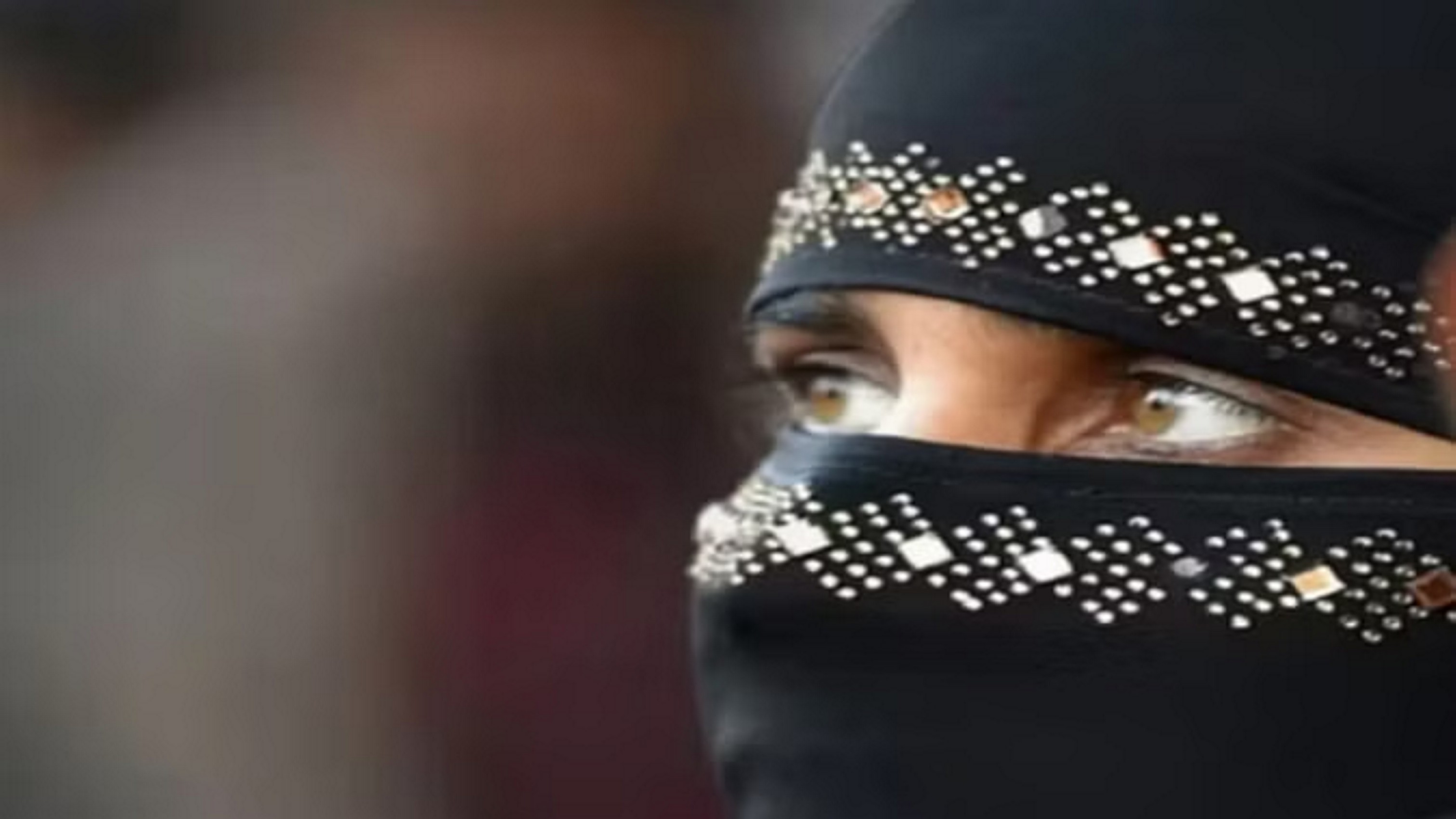 हिजाब पहनने से मना करने पर शिक्षिका का इस्तीफा