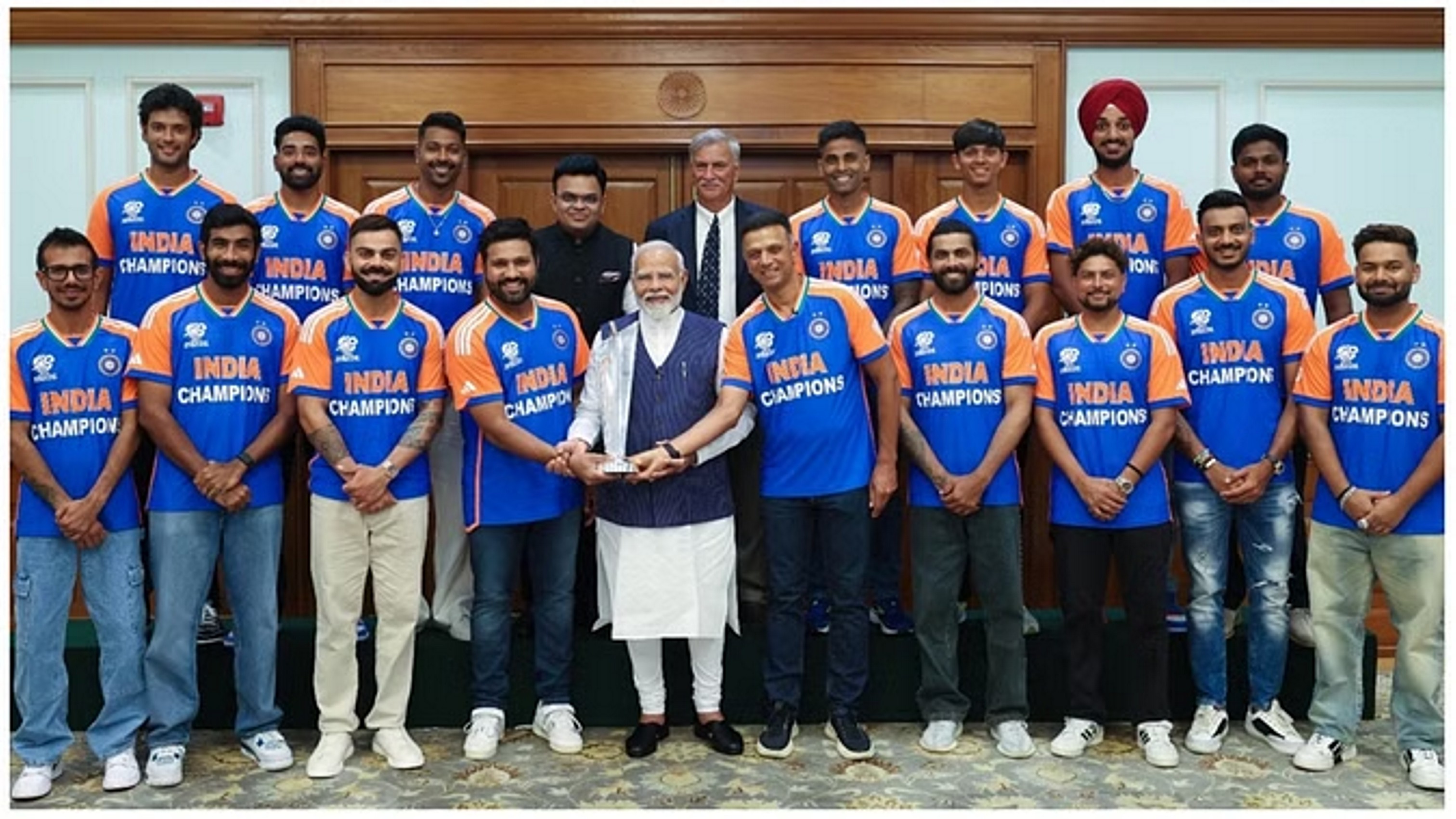 पीएम मोदी के साथ विश्व विजेता भारतीय टीम