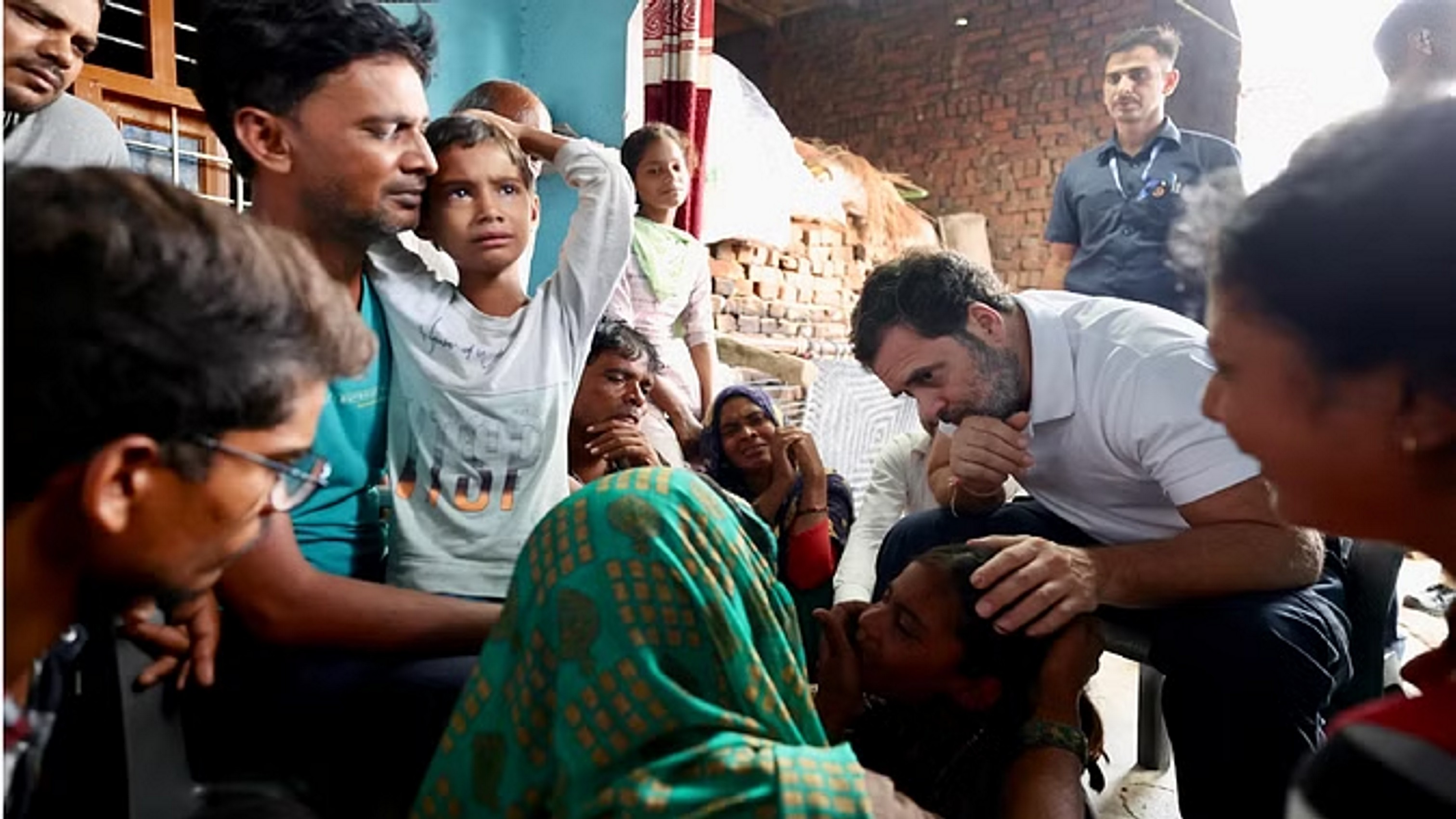  हाथरस में पीड़ितों के घर पहुंचे कांग्रेस नेता राहुल गांधी, परिजनों से मिलकर दी सांत्वना