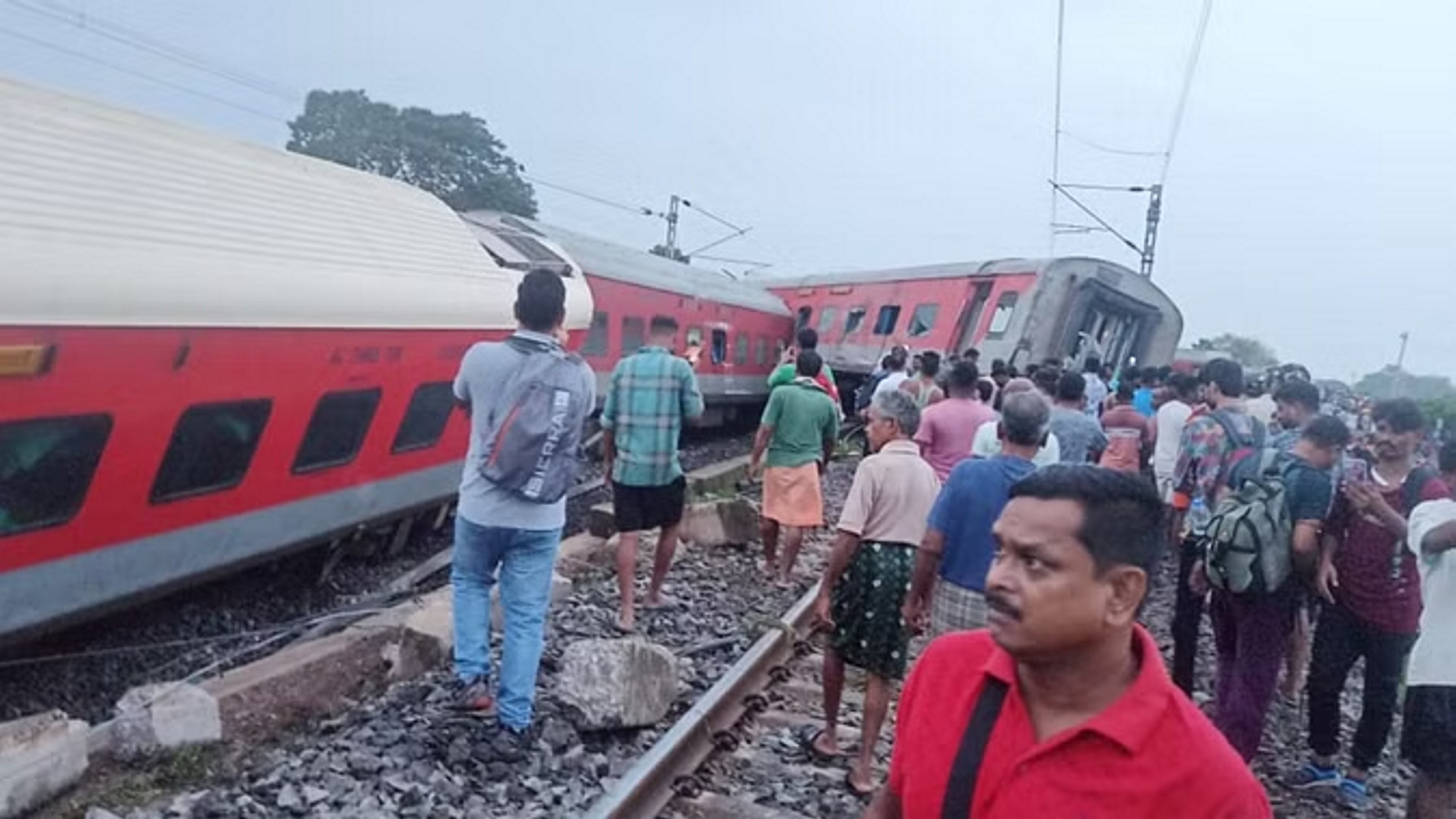 हावड़ा से मुंबई जा रही ट्रेन के 18 डिब्बे पटरी से उतरे, दो की मौत, छह घायल