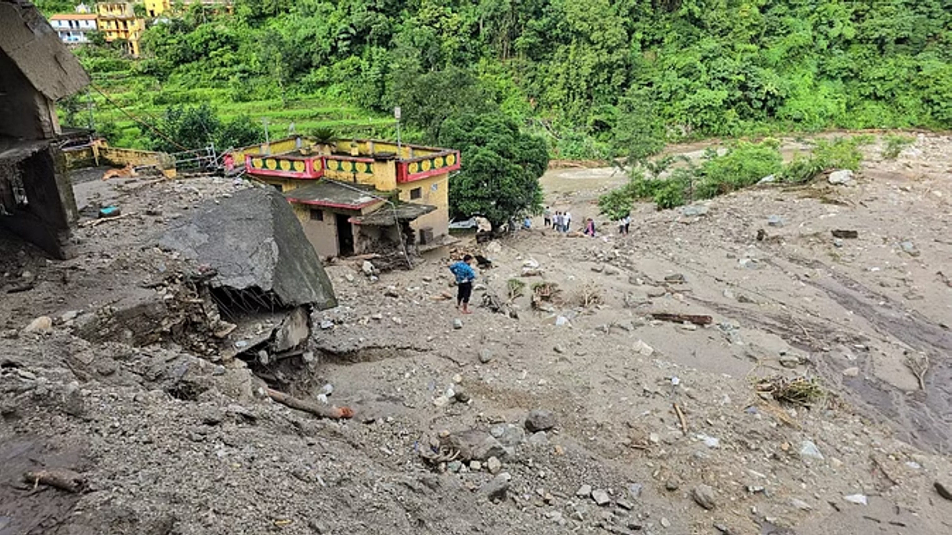 पंपोर में बादल फटा... बारिश से नदी-नाले उफान पर, वैष्णो देवी में हेलिकॉप्टर सेवा रही बंद