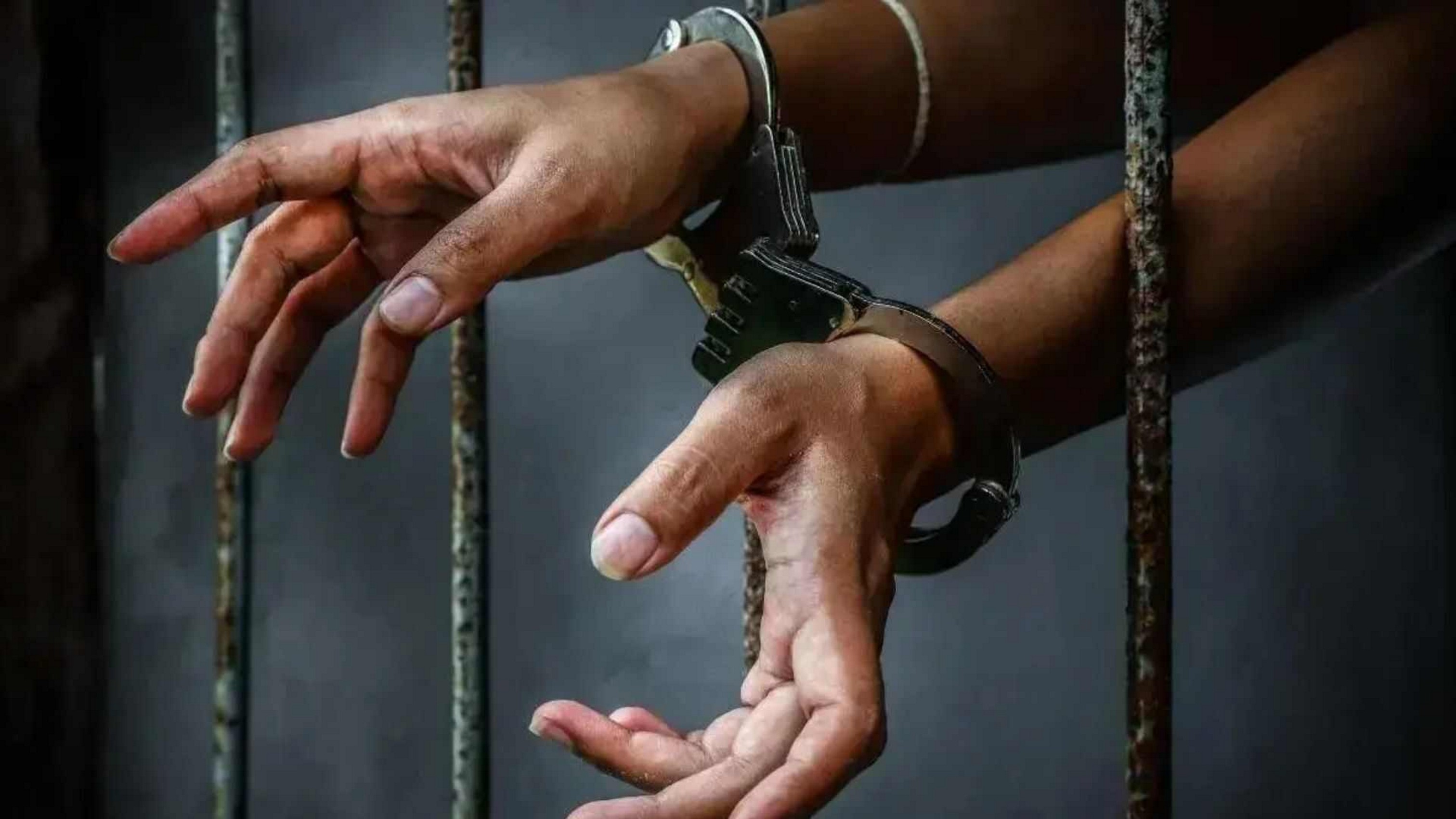 छात्राओं को अश्लील वीडियो दिखाने वाला शिक्षक गिरफ्तार