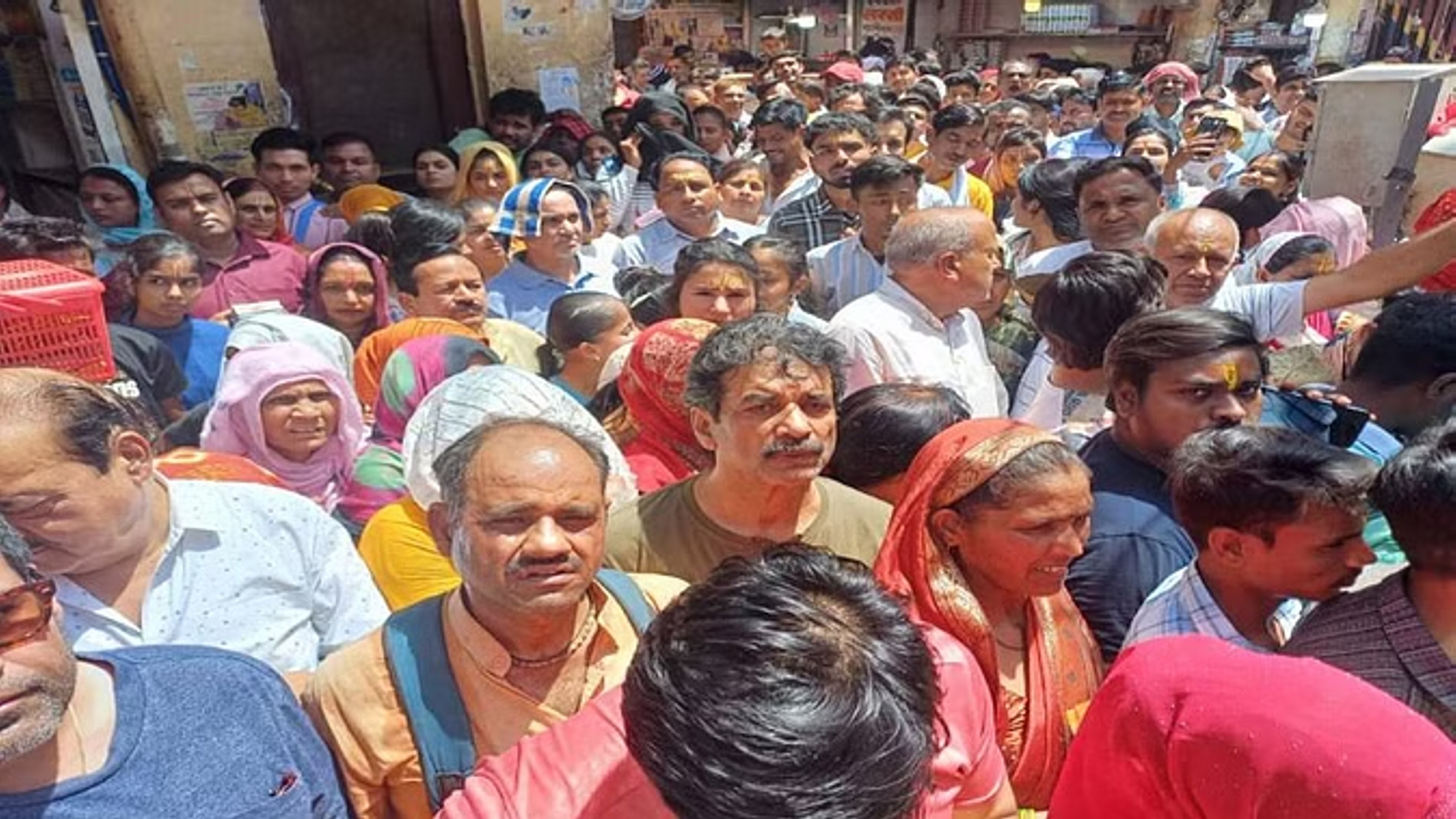 बांकेबिहारी मंदिर में उमड़ी भीड़, कुंज गलियों में फंसे श्रद्धालु