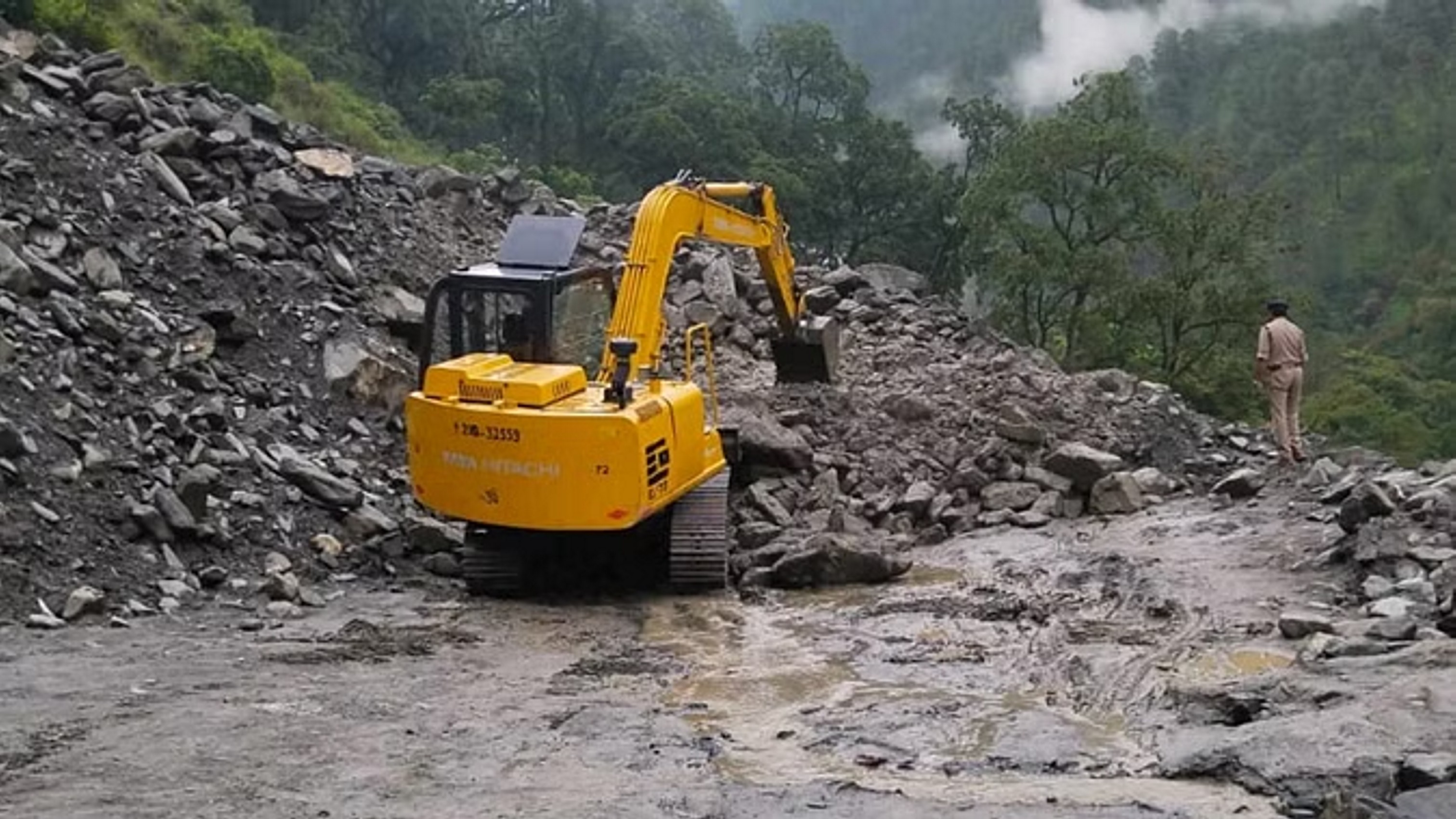 चारधाम यात्रा बाधित... गंगोत्री हाईवे पर आय भारी मलबा बोल्डर, फंसे कांवड़ यात्री