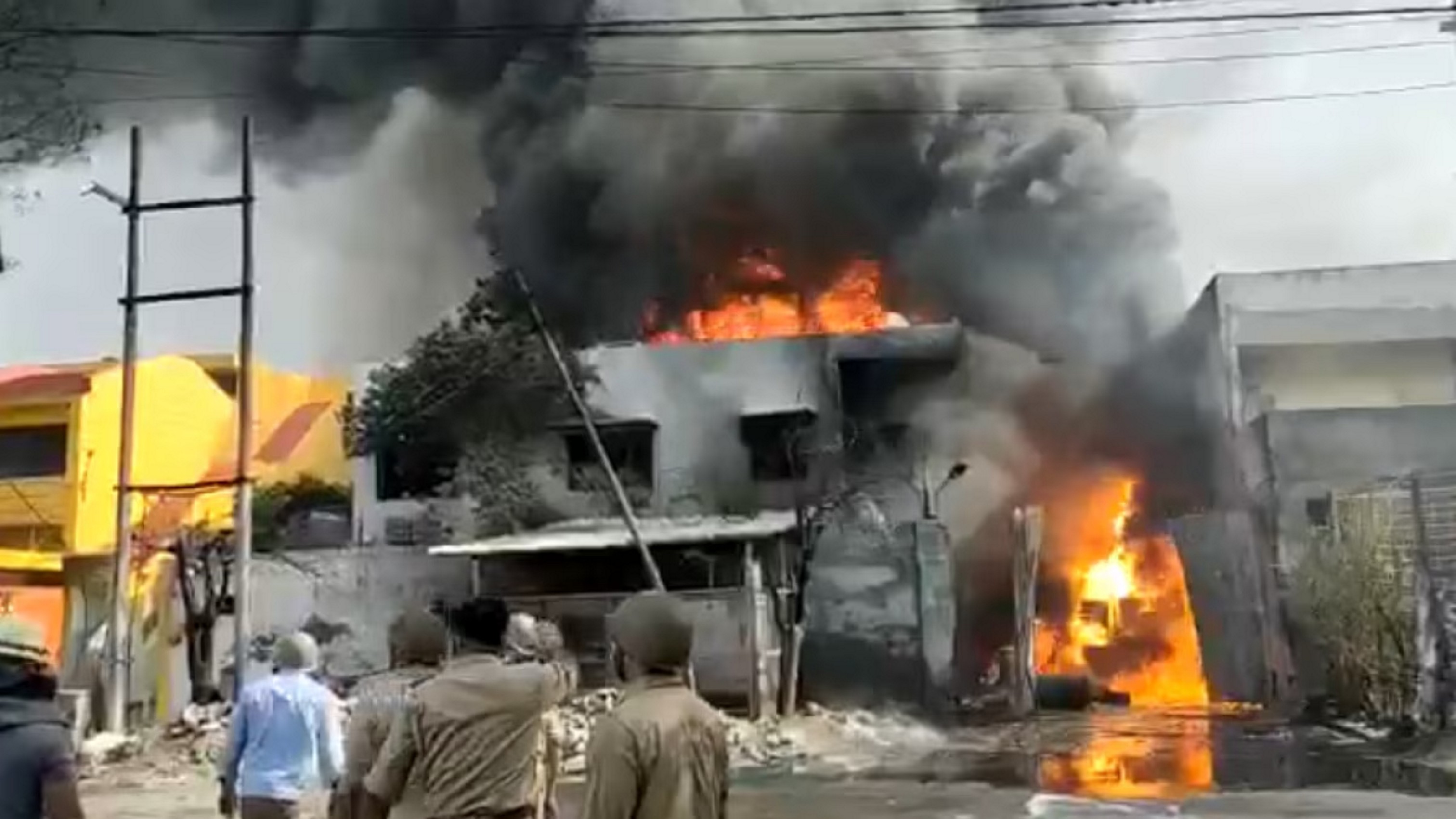 बठिंडा में लकड़ की फैक्ट्री में भड़की आग, दूर-दूर तक फैला धुआं