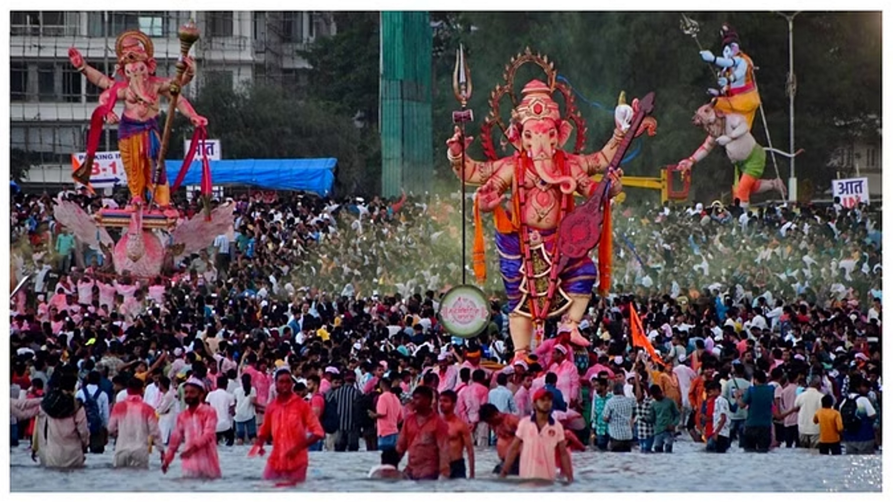 मायानगरी में गजानन को दी गई भावुक विदाई; अगले बरस जल्दी आना के लगाए नारे