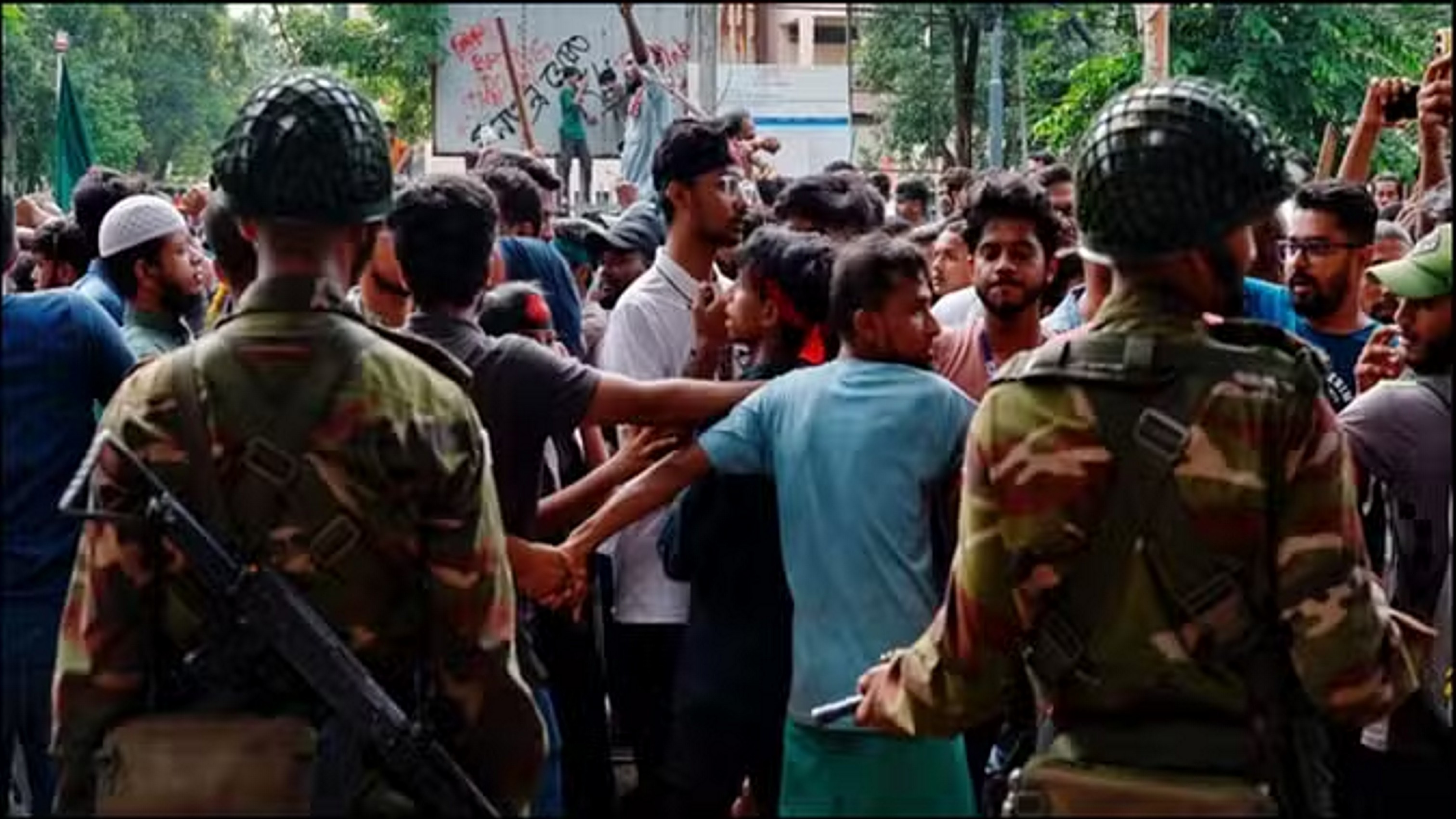 बांग्लादेश में हिंदुओं के खिलाफ नहीं थम रही हिंसा, फिर मंदिर में की गई तोड़फोड़