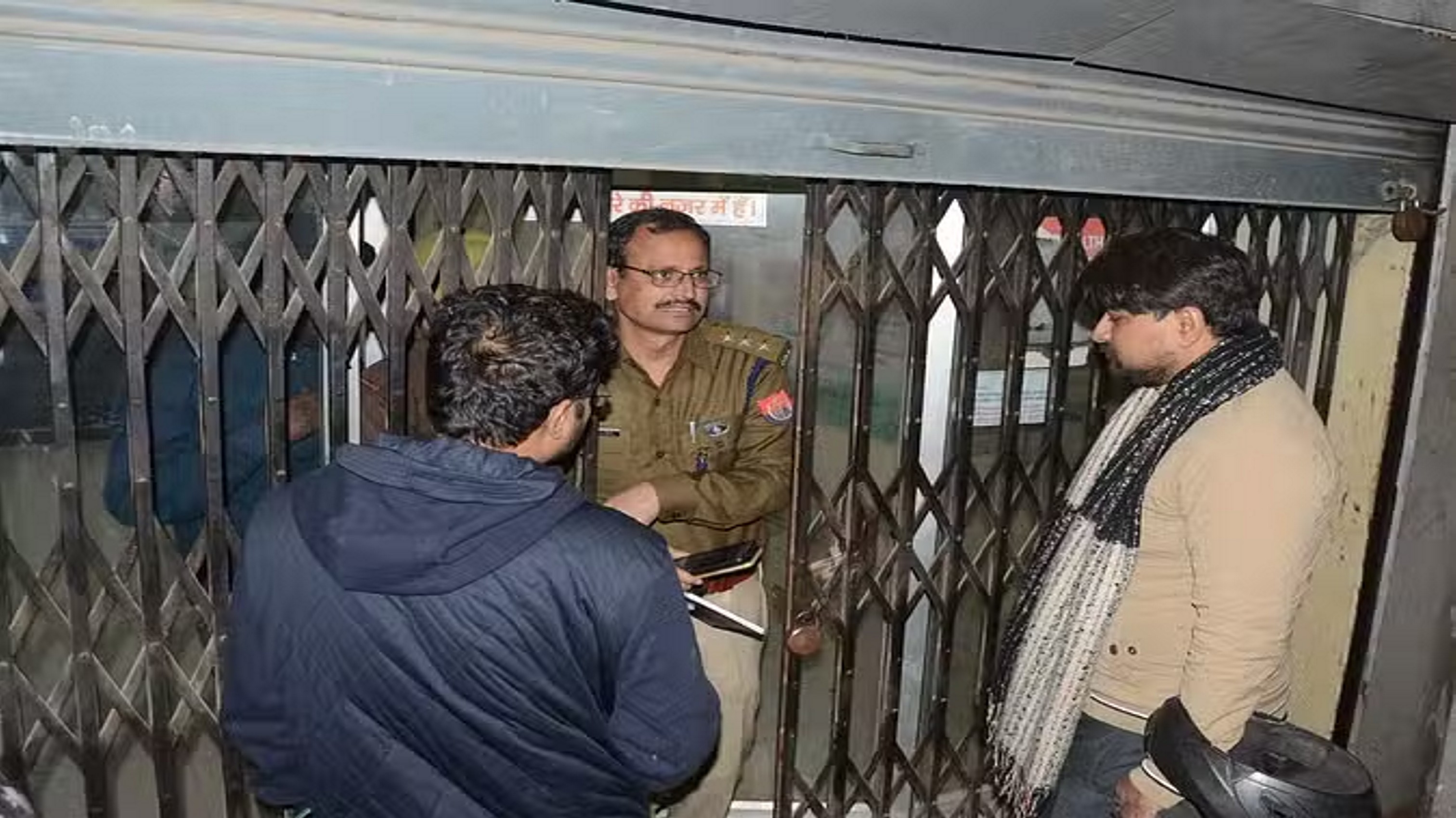 42 लॉकर तोड़कर बैंक में करोड़ों की चोरी