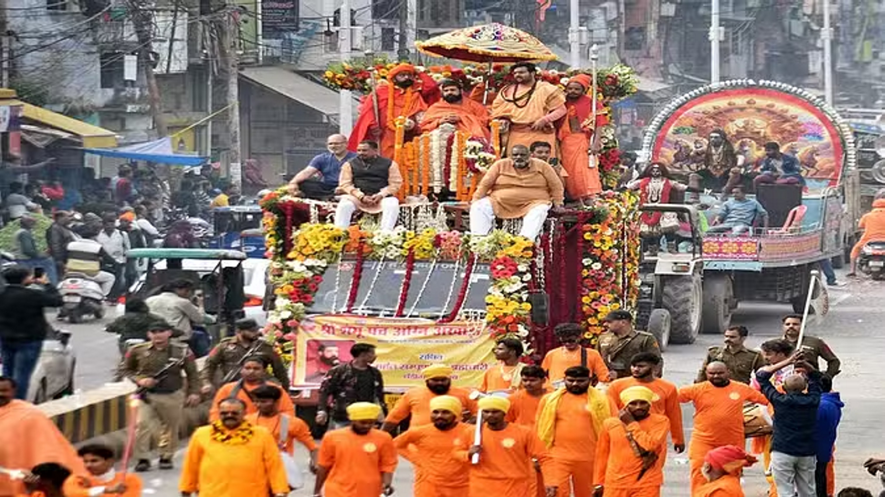 पंच अग्नि अखाड़े से संतों के छावनी प्रवेश में सनातन का अद्भुत संगम