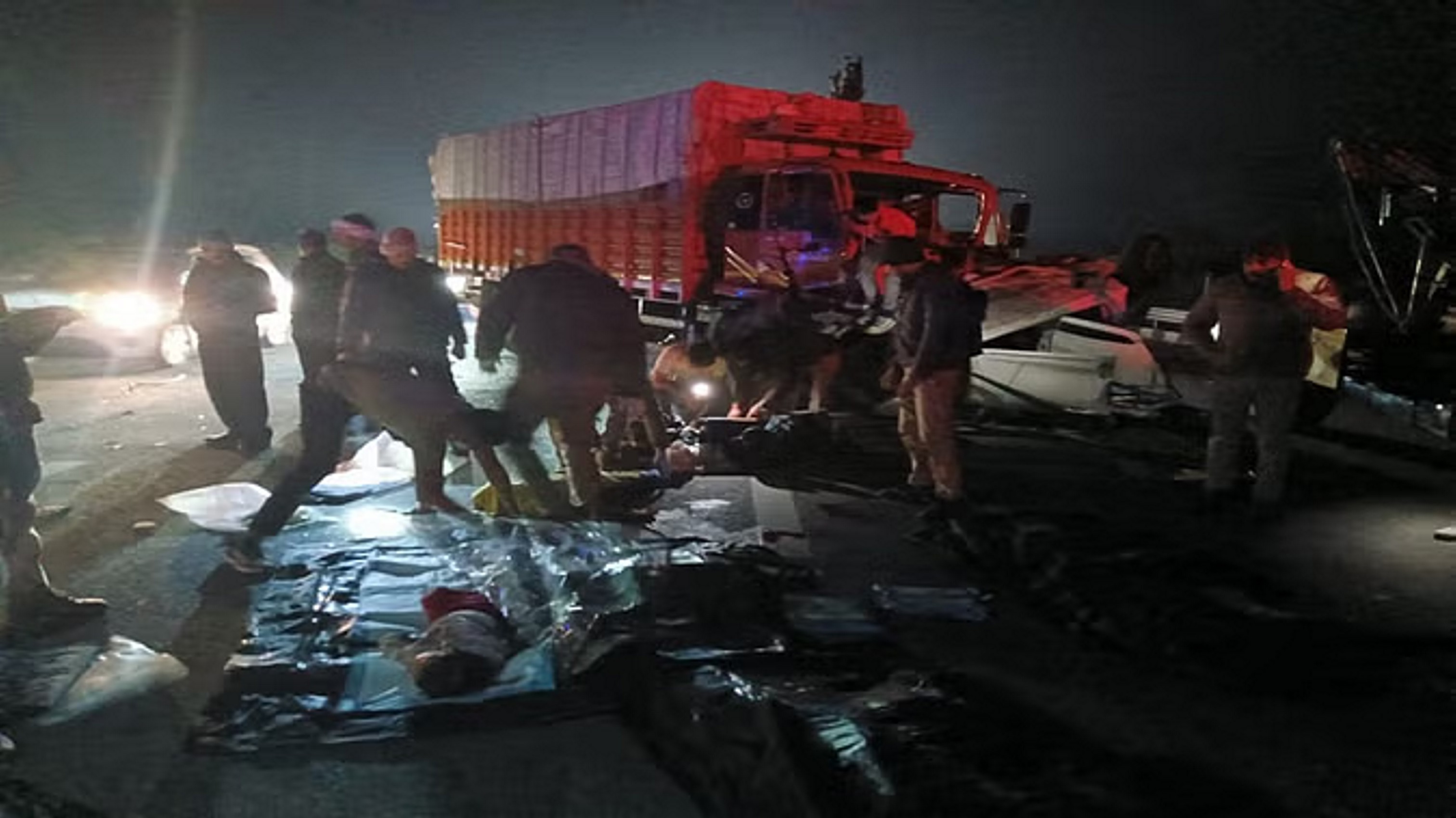 ट्रक से भिड़ी कार; एक ही परिवार के चार सदस्यों की मौत