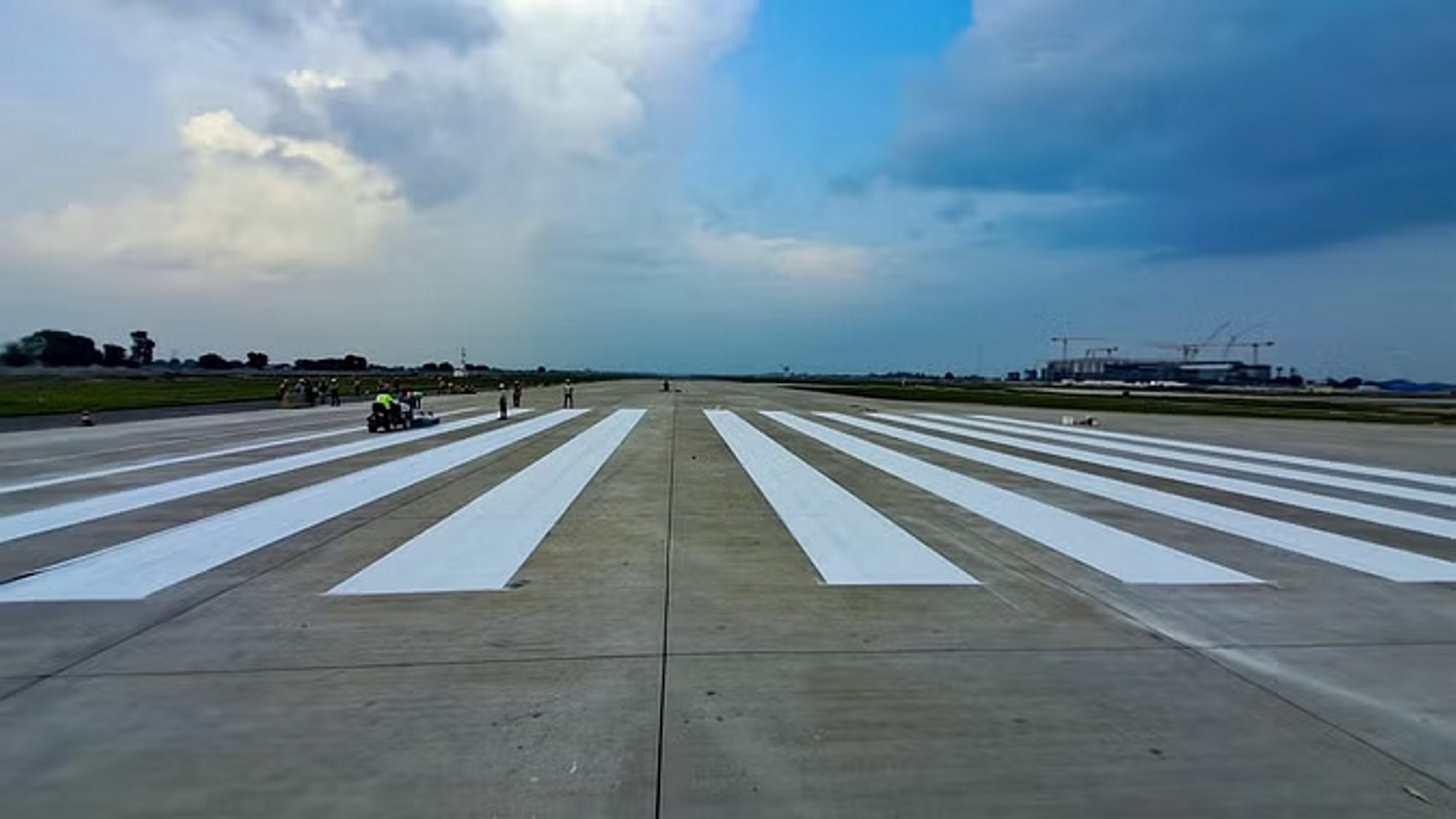 Noida Airport: 17 अप्रैल से शुरू हो सकती हैं उड़ानें