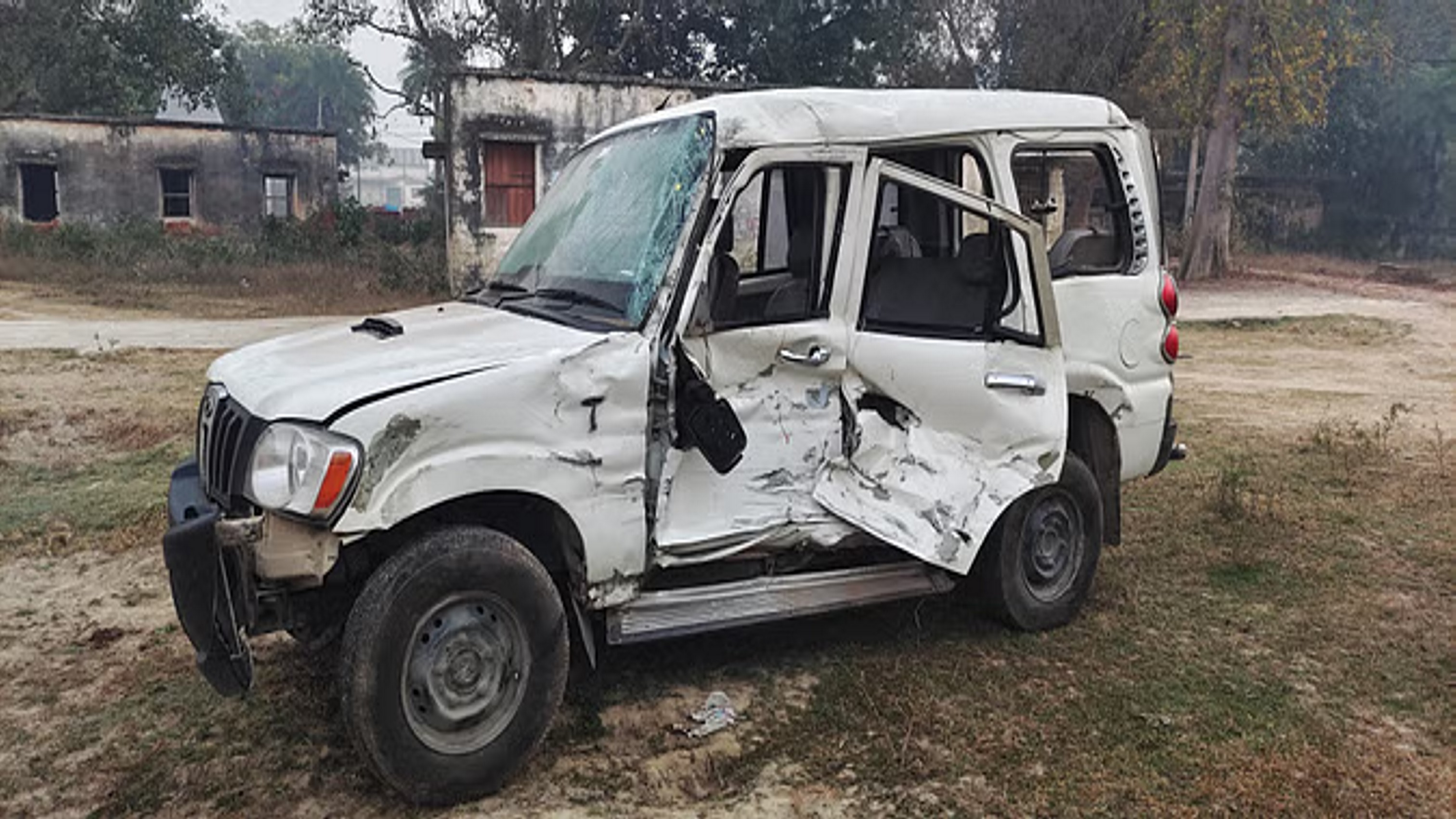 सड़क हादसे में दो लोगों की मौत, चार की हालत गंभीर
