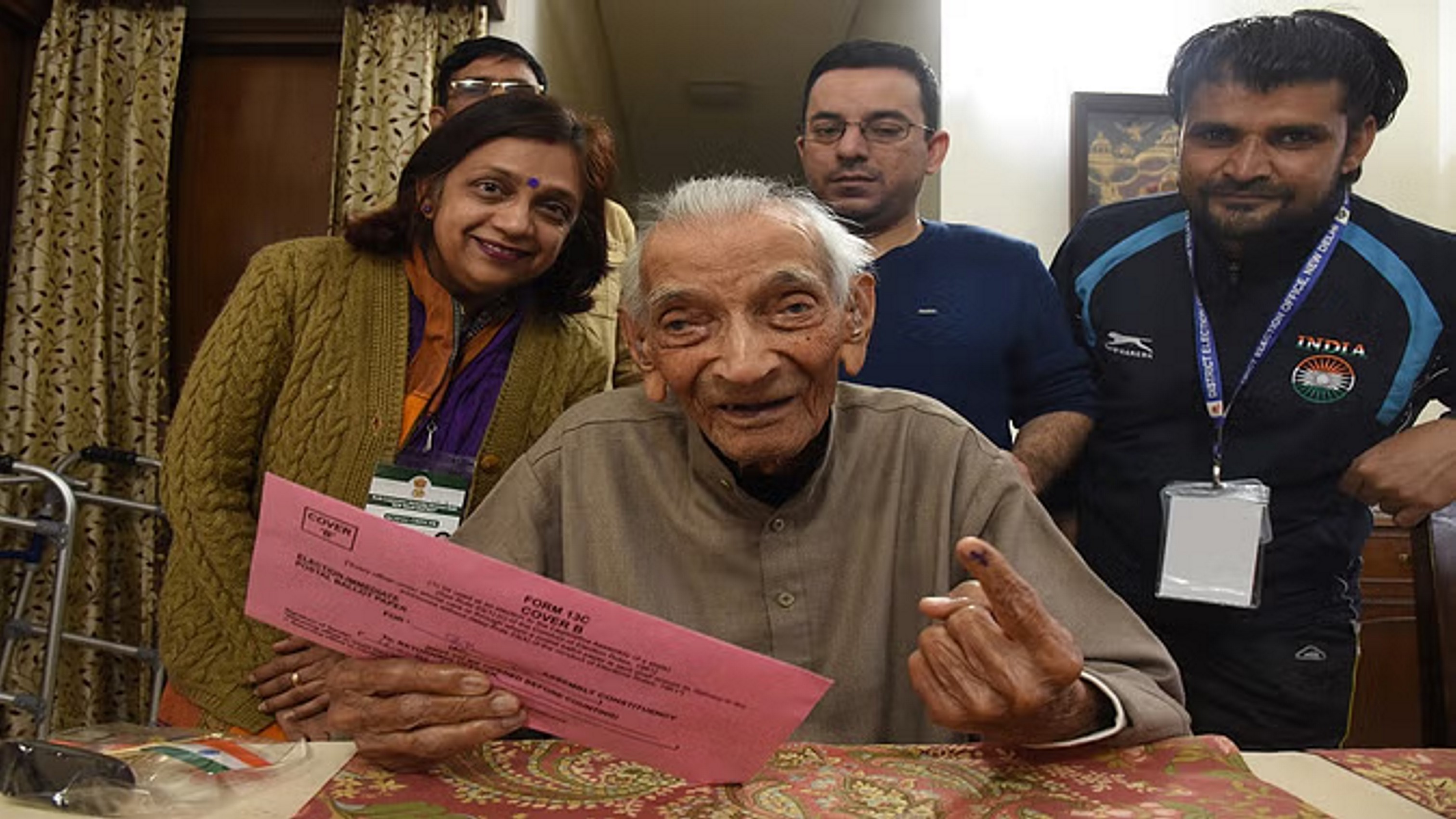 शरीर कमजोर पर इरादे मजबूत, बुजुर्ग-दिव्यांगों के लिए घर से वोट डलवाने की प्रक्रिया शुरू