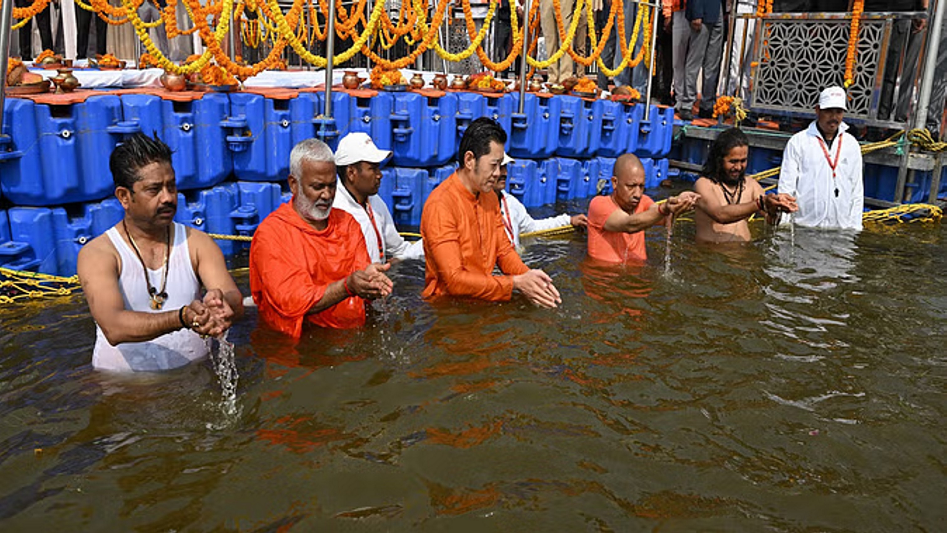 भूटान के राजा ने सीएम योगी के साथ लगाई डुबकी त्रिवेणी संगम पर आरती भी की