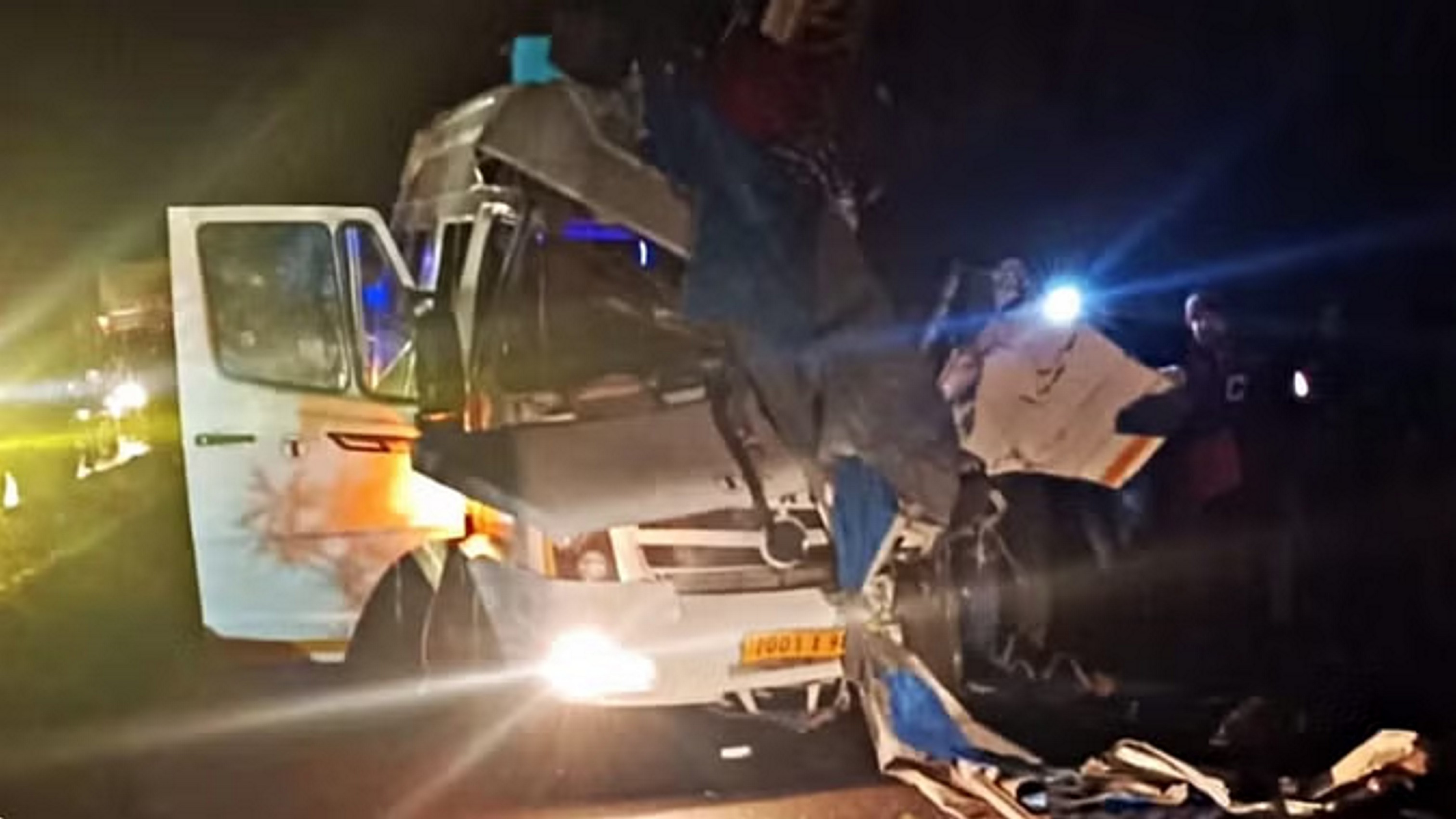 ट्रैवलर, बाइक और टैंकर में टक्कर, चार की मौत, 17 घायल