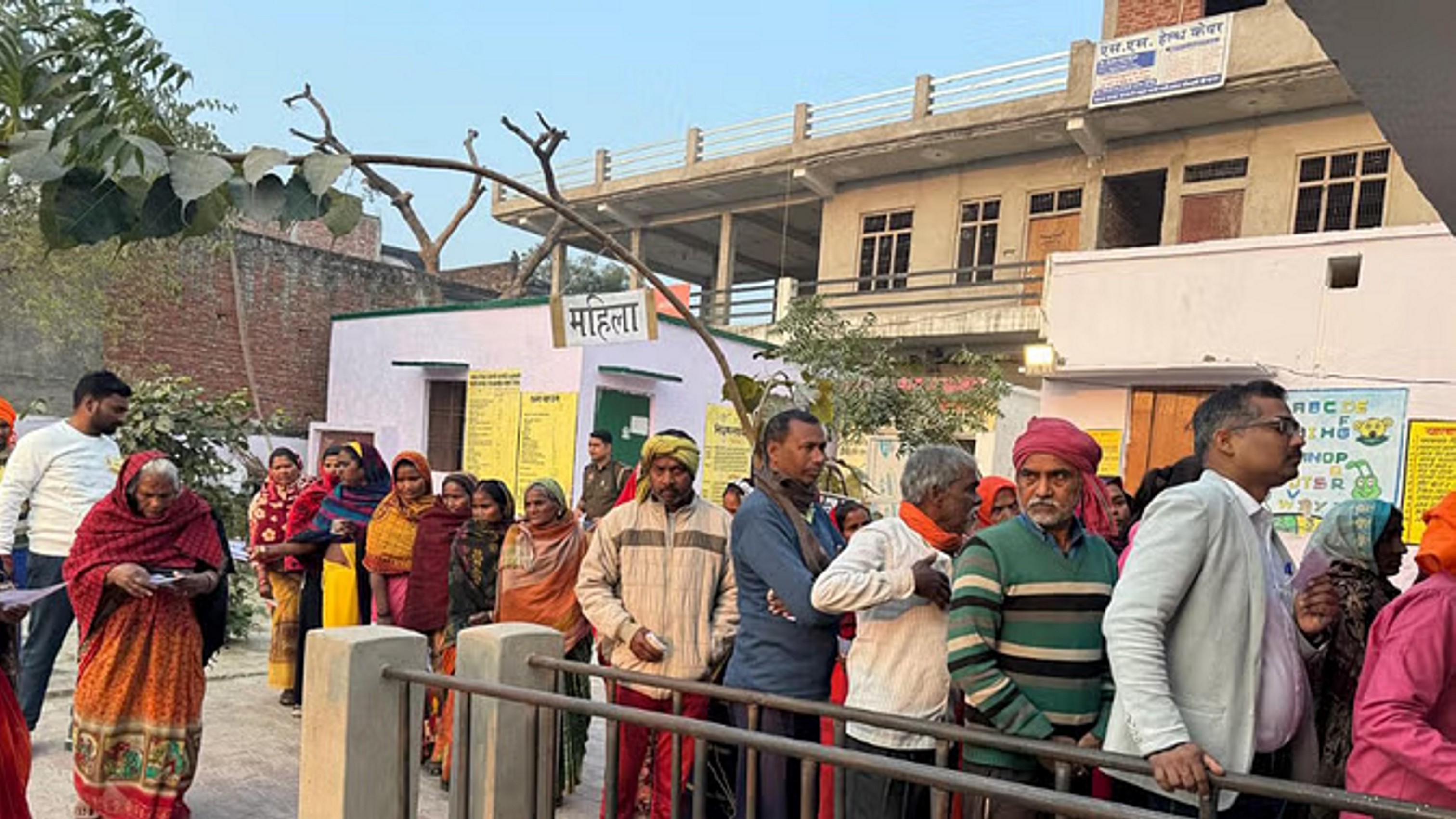 मतदाताओं में उत्साह, सुबह से लगी लंबी कतार