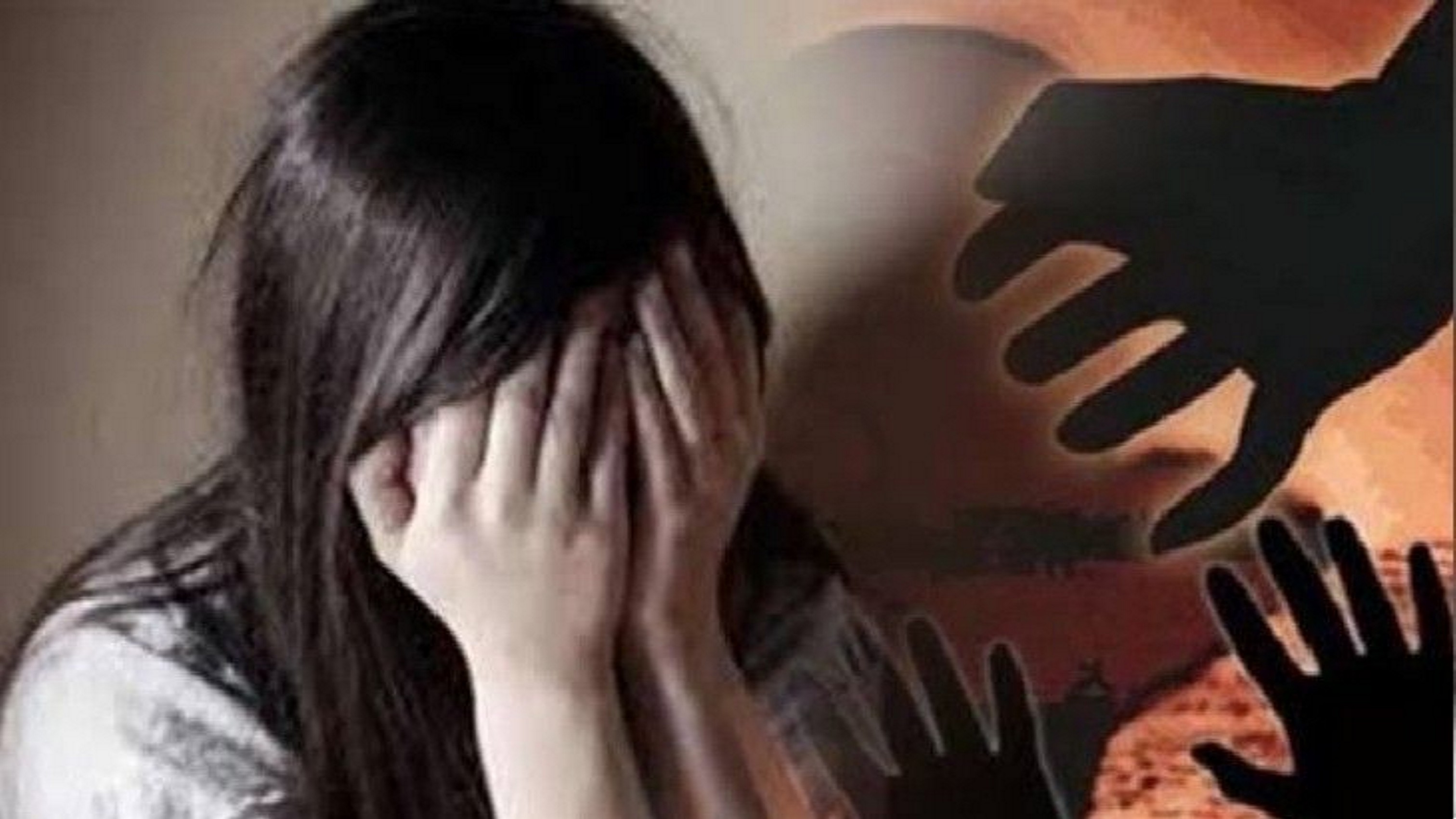 पति के सामने बीवी की लूटी आबरू