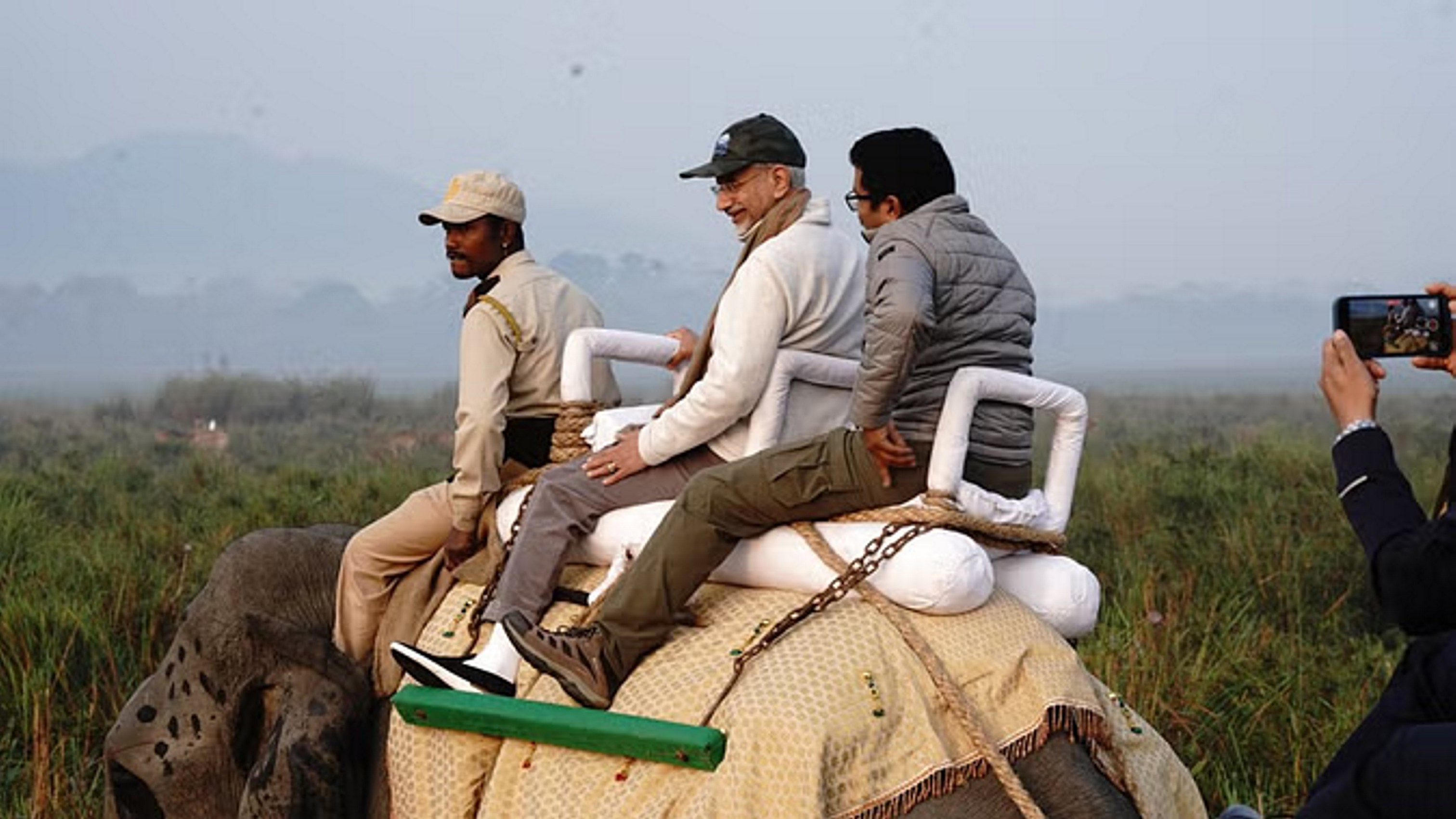 काजीरंगा में एस जयशंकर और 61 देशों के राजनयिकों ने की हाथी सवारी