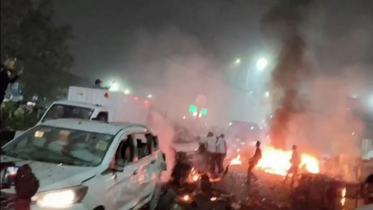 दिल्ली में लाल किले के पास चलती कार में धमाका:11 की मौत, 24 घायल