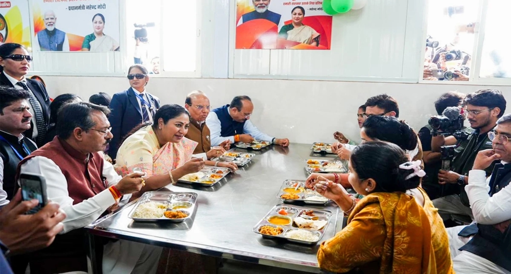 दिल्ली  में अब सिर्फ ₹5 में भरपेट भोजन, मुख्यमंत्री रेखा गुप्ता ने किया 70 अटल कैंटीनों का उद्घाटन