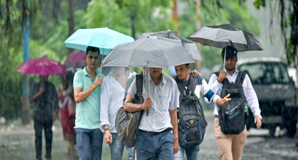 आंधी-बारिश से कई राज्यों में गिरा तापमान