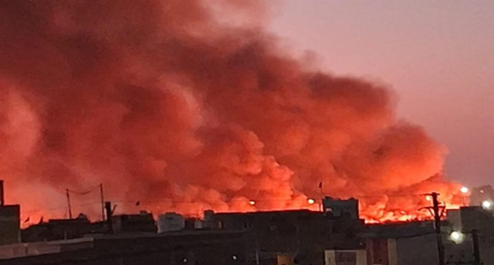 इंदौर एयरपोर्ट के पास सूखी झाड़ियों में लगी विकराल आग