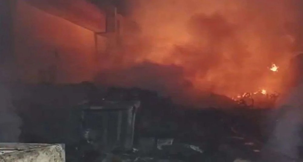 रोहिणी की झुग्गियों और कबाड़ में लगी आग, तीन की मौत