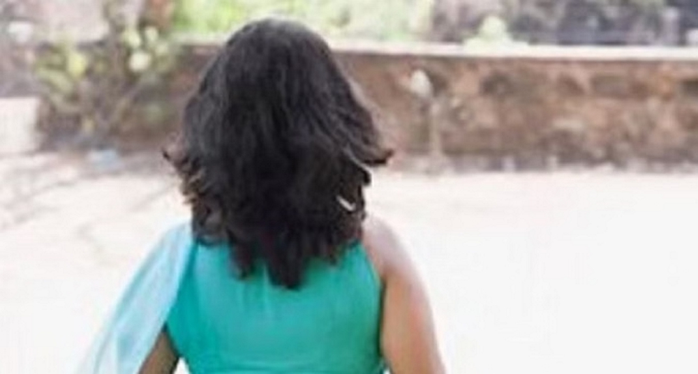 महिला शिक्षक के साथ छेड़छाड़