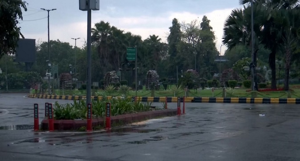 दिल्ली के कुछ हिस्सों में जोरदार बारिश