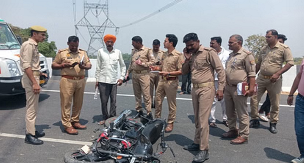 तेज रफ्तार कार ने बाइक को रौंदा, पति-पत्नी और दो बच्चों की मौत