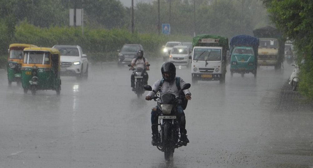 दिल्ली-एनसीआर में बारिश से मौसम हुआ सुहाना