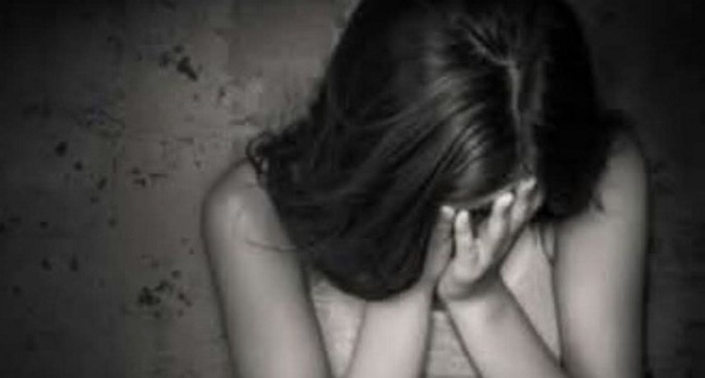 बारिश से बचने के लिए निर्माणधीन बिल्डिंग में खड़ी किशोरी से सामूहिक दुष्कर्म