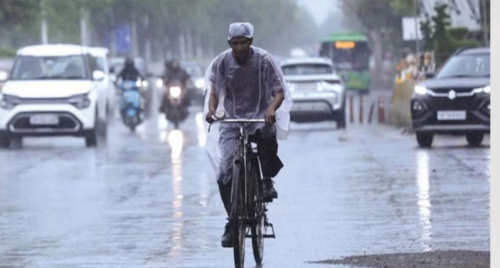दिल्ली में बारिश से बदला मौसम, 15 राज्यों में भी आज से बरसात का अलर्ट