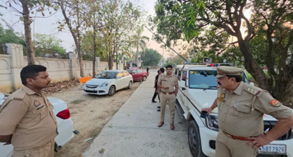 दो बाइकों की भिड़ंत के बाद मदद करने पहुंचे लोगों को कार ने कुचला, आठ की मौत