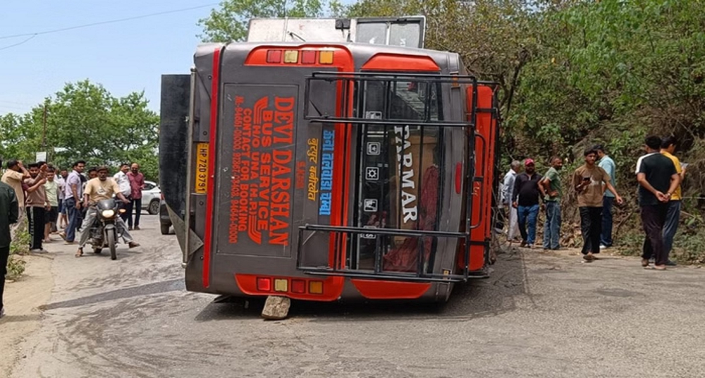 ड्राइवर को आया हार्ट अटैक, सड़क पर पलटी चलती बस, घायल अस्पताल में भर्ती