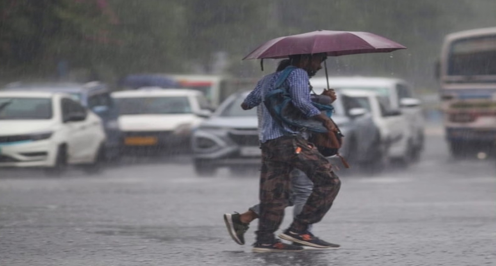 पहाड़ों पर आफत की बारिश, मैदान गर्मी से बेहाल