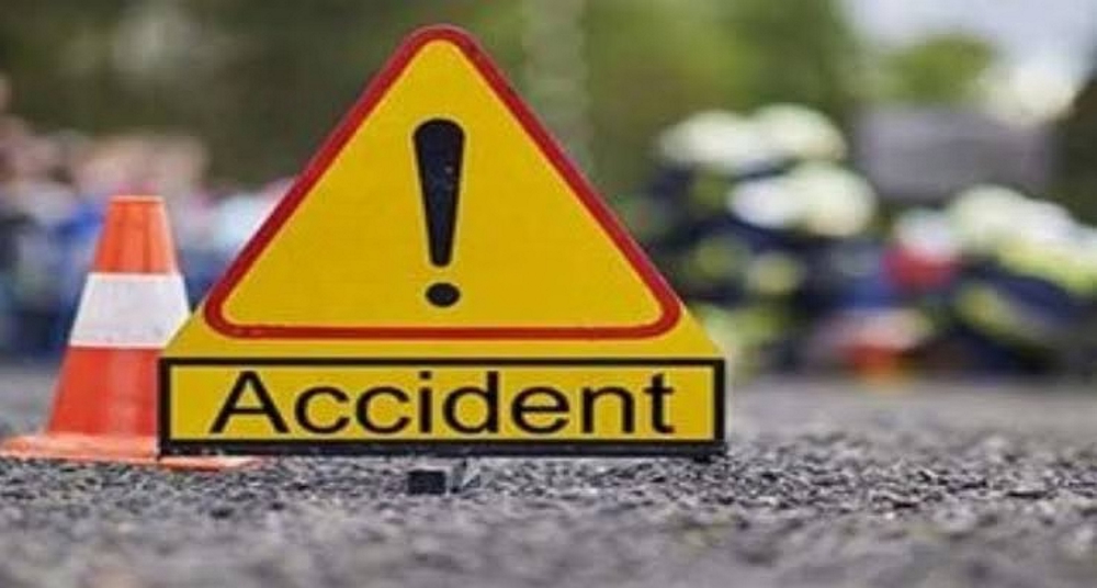 ट्रक की चपेट में आई पिकअप, तीन लोगों की मौत, एक गंभीर