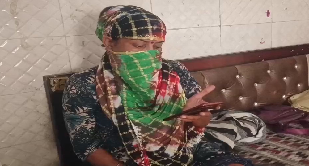 होटल में बुलाकर पत्नी को सिगरेट से दागा, घुटने में घोंपा चाकू