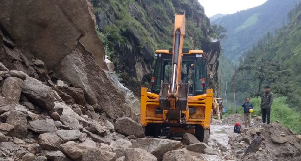 भूस्खलन से यमुनोत्री-गंगोत्री हाईवे बाधित