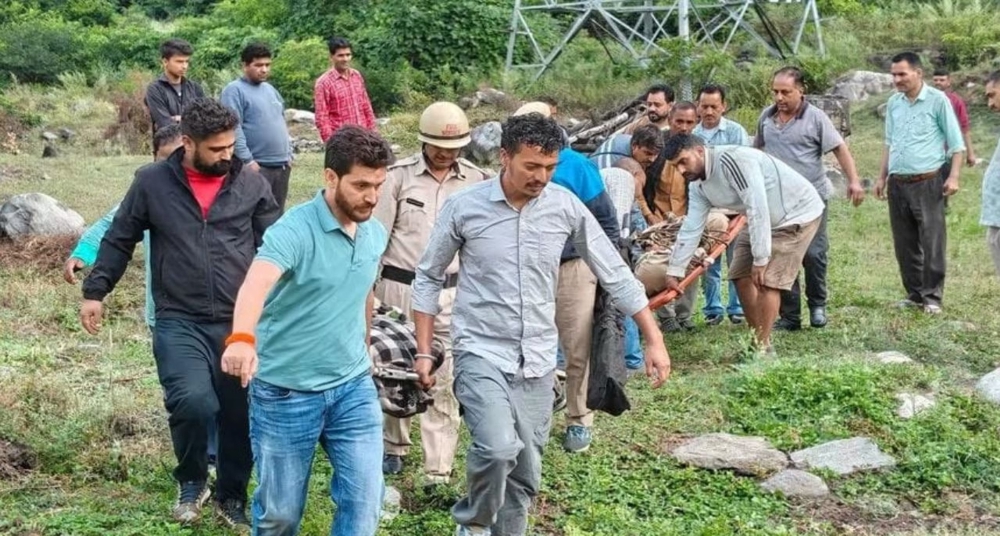 शादी से लौट रहे थे, खाई में गिरी कार; चार की मौत; एक घायल