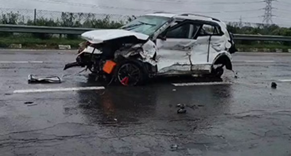 140 की रफ्तार से डिवाइडर में टकराकर कई बार पलटी कार, तीन की मौत; दो गंभीर