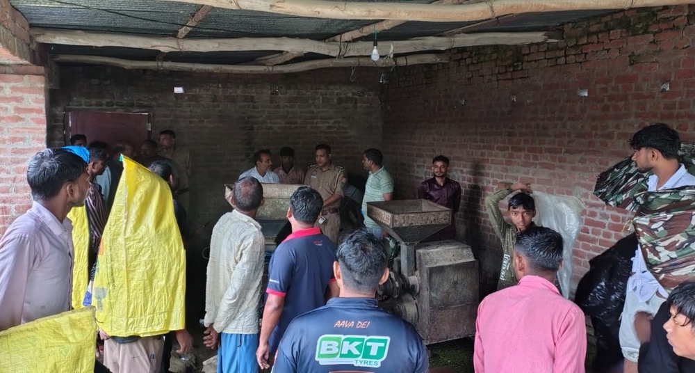 बारिश से कच्चे मकान की दीवार गिरी, पति-पत्नी और मासूम पुत्र की मौत