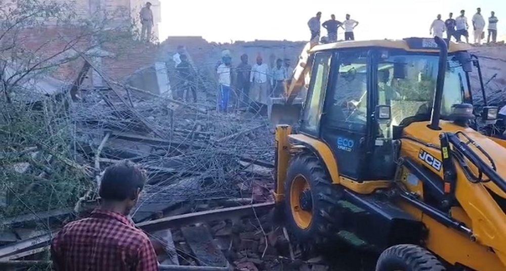 लेंटर डालते ही भरभराकर गिरा, चार की मौत, कई फंसे, रेस्क्यू जारी